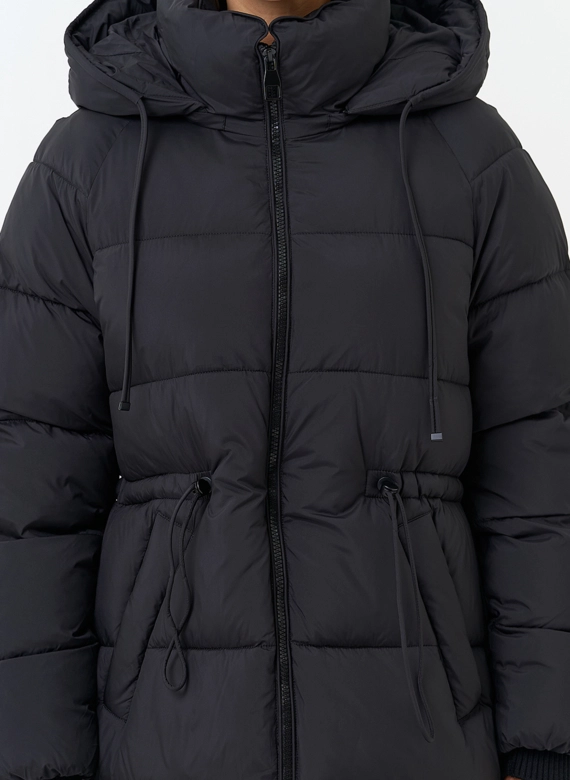 Женский укороченный пуховик с капюшоном фото