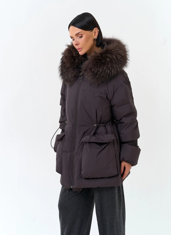 Женский пуховик с мехом чернобурки на капюшоне фото