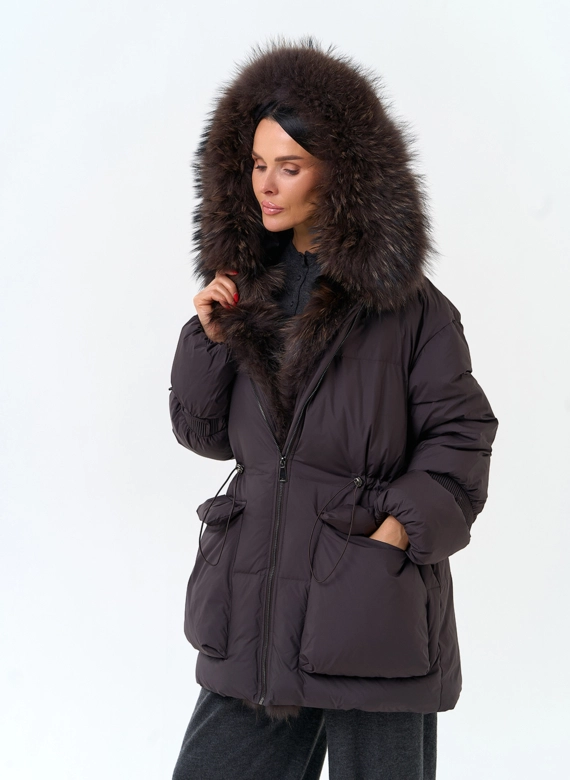 Женский пуховик с мехом чернобурки на капюшоне фото