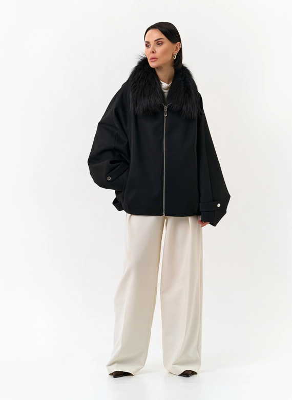 Женское укороченное пальто с отделкой из меха лисы