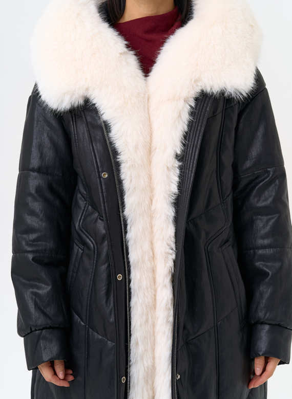 Женский пуховик из эко кожи со съемным эко мехом