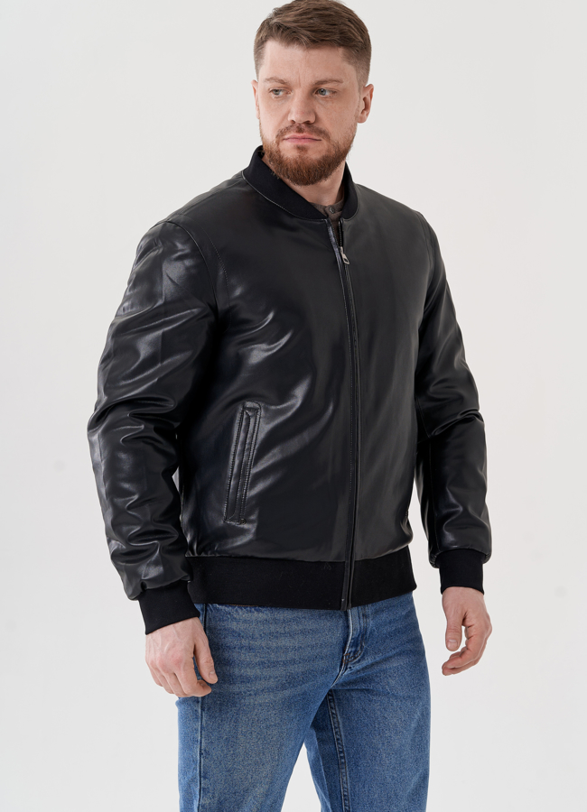 Куртка бомбер черного цвета  модель № 24467 меха малина