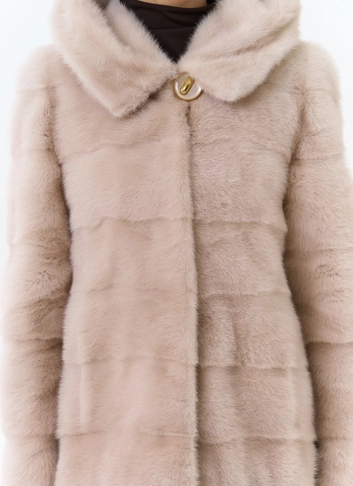 Шуба бежевого цвета из меха норки Шуба бежевого цвета из меха норки фото