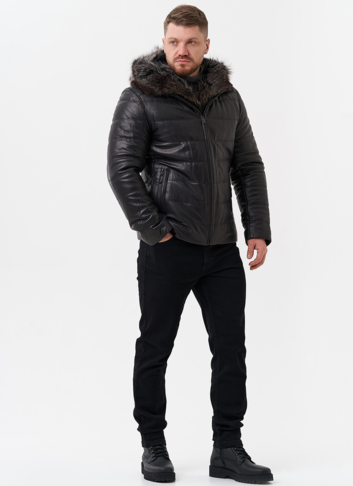 Пуховик из натуральной кожи с капюшоном из меха енота