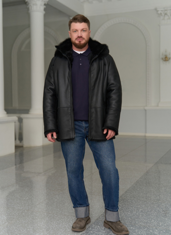 Мужская дубленка черного цвета с капюшоном