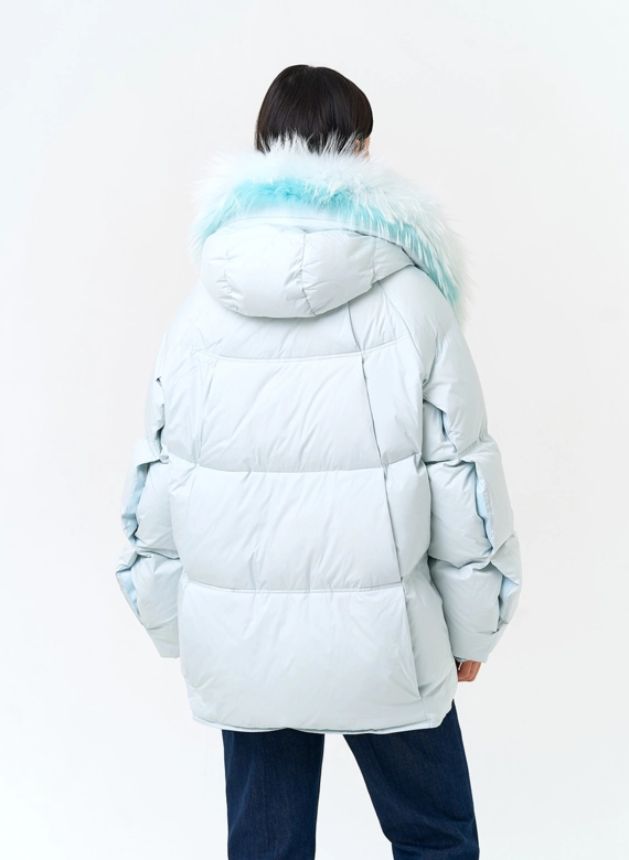 Женский пуховик с мехом енота на капюшоне фото