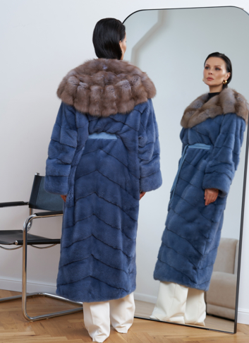 Длинная норковая шуба с капюшоном из меха куницы