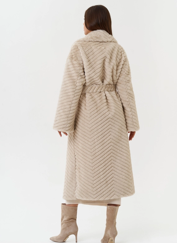 Длинное пальто из эко меха
