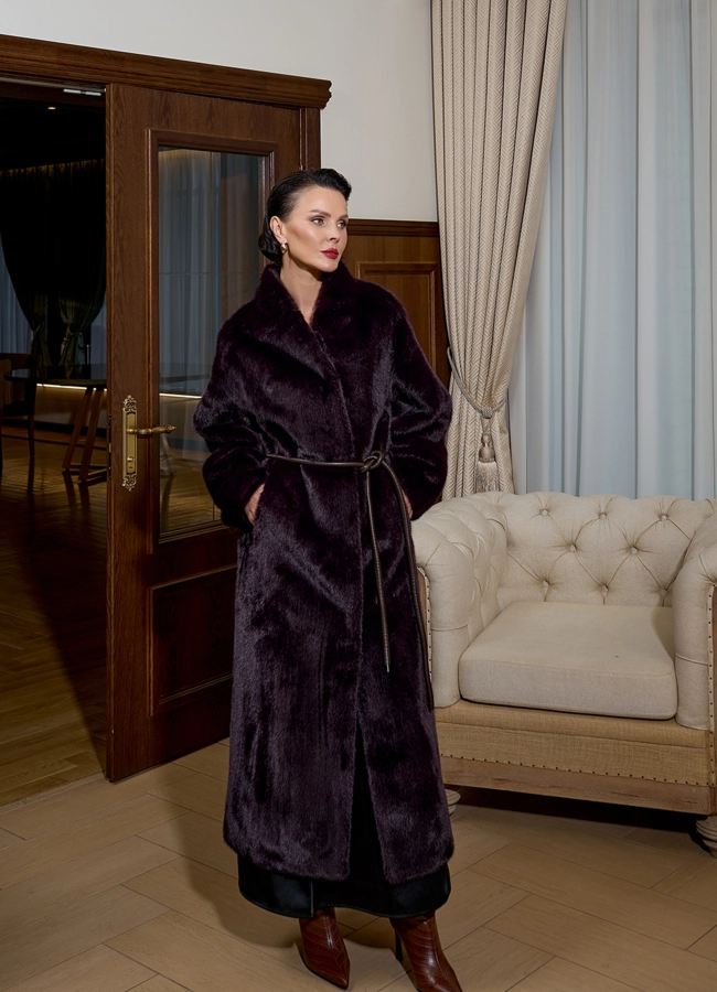 Длинная шуба из эко меха модель № 33990 меха малина фото