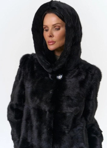 Шуба из норки с капюшоном черного цвета