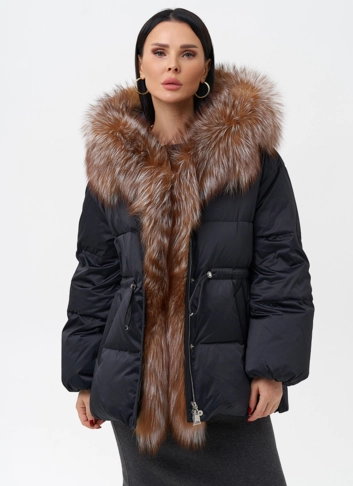 Женский пуховик с отделкой из меха лисы