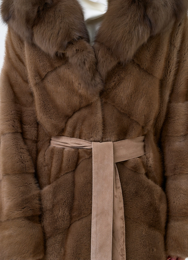 Шуба из меха норки с капюшоном из меха куницы модель № 33705 универмаг малина
