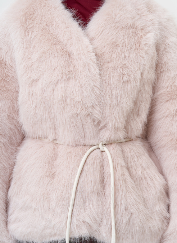 Куртка из эко меха персикового цвета