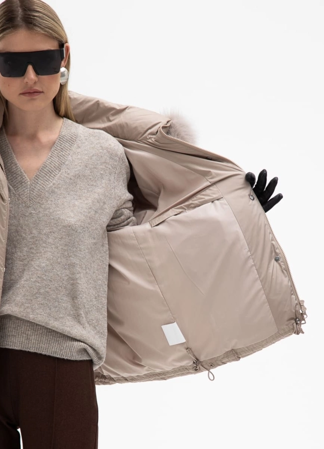 Короткий пуховик с капюшоном из меха песца модель № 31119 универмаг малина