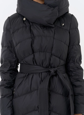 Женский длинный пуховик черного цвета с капюшоном